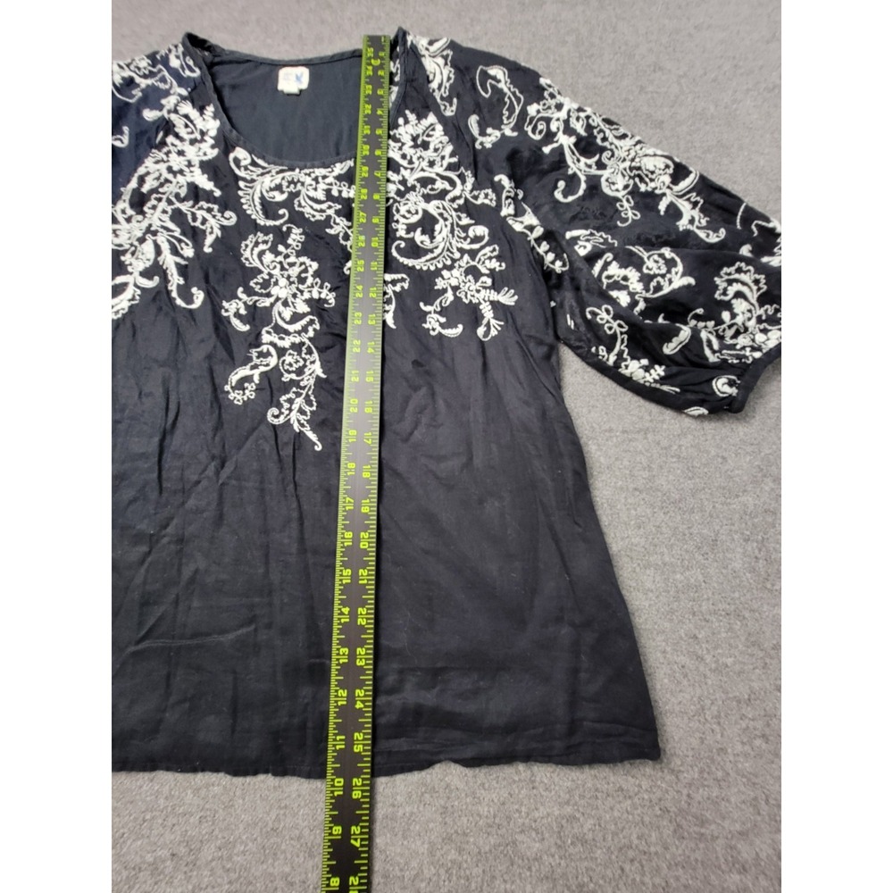 Edmé & Esyllte Blouse Top Womens 8 Black White Embroidered Floral Boho Pullover - Picture 3 of 7
